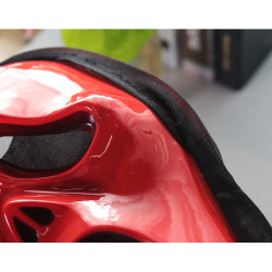 Hirmuta oma sõpru selle selgroogu kõditava Halloweeni maskiga!